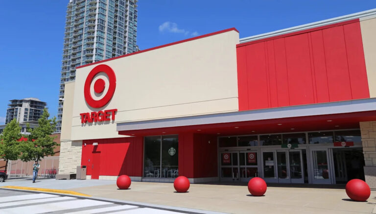 Сотрудник Target поделился фотографией разочаровывающей сцены в задней комнате магазина: «Такая расточительная политика»