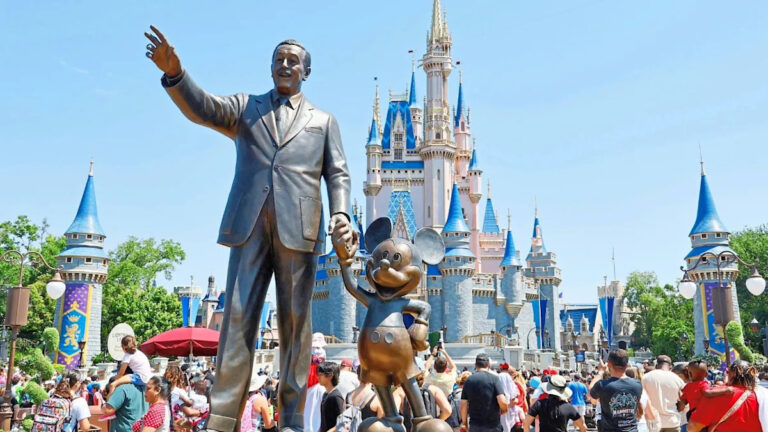 Волна смертей в Диснейленде и Диснейленде заставила фанатов бояться проклятия любимых парков