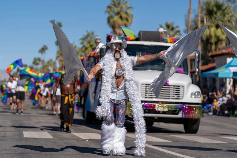 «Там, где все чувствуют себя в безопасности»: парад гордости в Палм-Спрингс отмечает видимость ЛГБТК