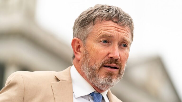 Масси: Число республиканцев, голосующих за то, чтобы выпустить файлы Эпштейна, может стать снежным комом