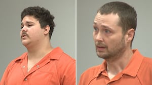 2 обвинены в убийстве после того, как человек погиб, помогая другу застрять в грязи