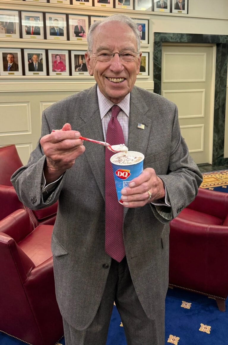 Чак Грассли написал самые брови в Twitter, отмечая 1 млн подписчиков на X