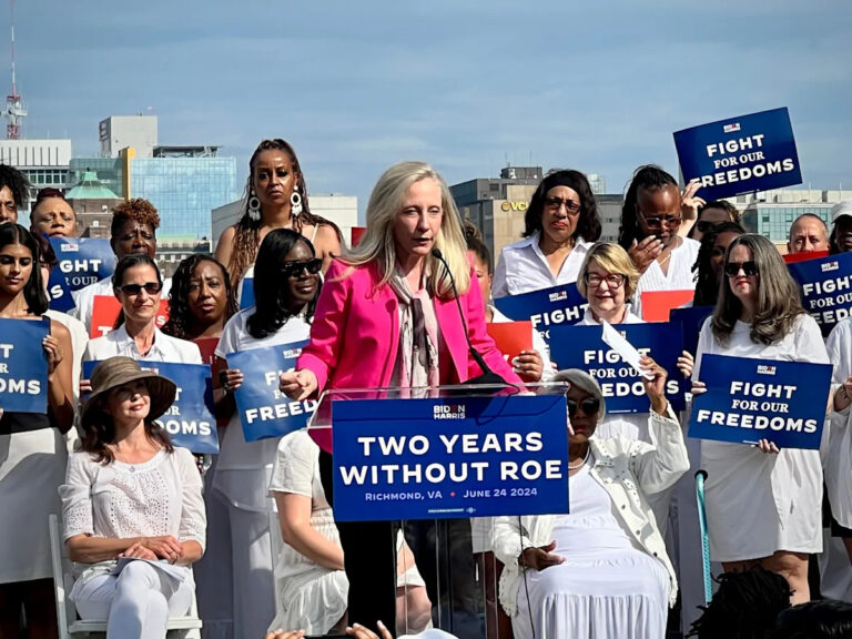 Спанбергер присоединилась к Джону Стюарту в подкасте Weekly Show.