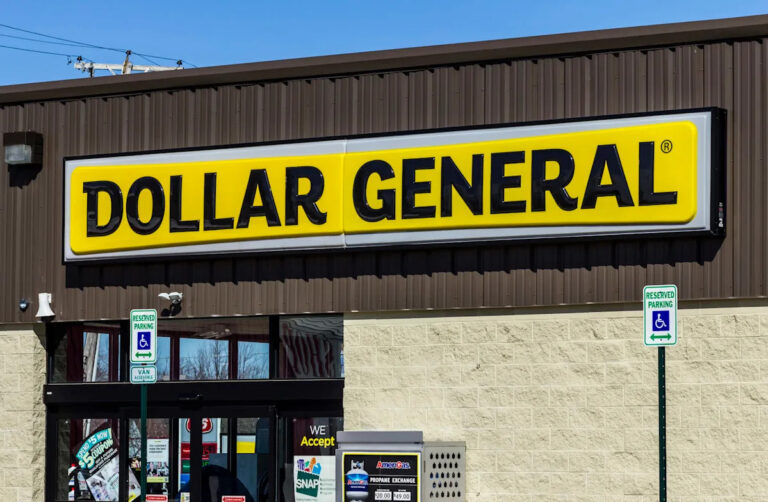 Дампстер-дайвер делится фотографией потрясающего открытия в мусорных баках Dollar General: «Красивый большой улов»