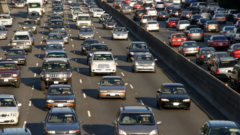 Пассажирка сфотографировала «ужасающий» тренд, охвативший дороги США: «Как это вообще законно?»