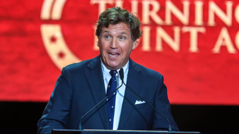 Такер Карлсон встретился с неловким молчанием на сцене из толпы MAGA