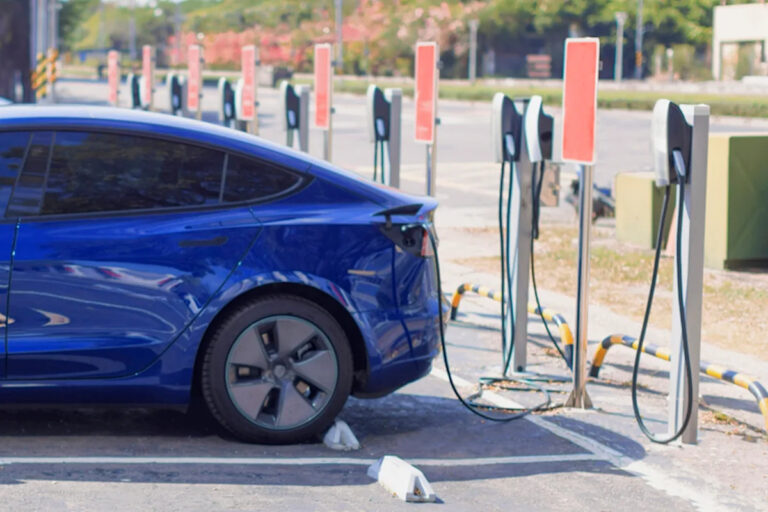 Владелец Tesla говорит о новой тенденции на американских парковках: «Я не хочу туда возвращаться»