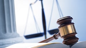 16-летний мужчина приговорен к пожизненному заключению за смертельную стрельбу возле средней школы в Огайо