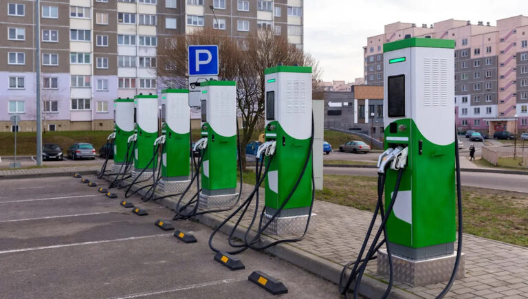 Водитель обеспокоен сценой на зарядной станции EV: «Я не решаюсь покинуть свою машину»