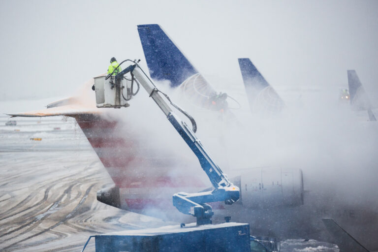 «Массивная» снежная буря вызывает огромные задержки в загруженном аэропорту США