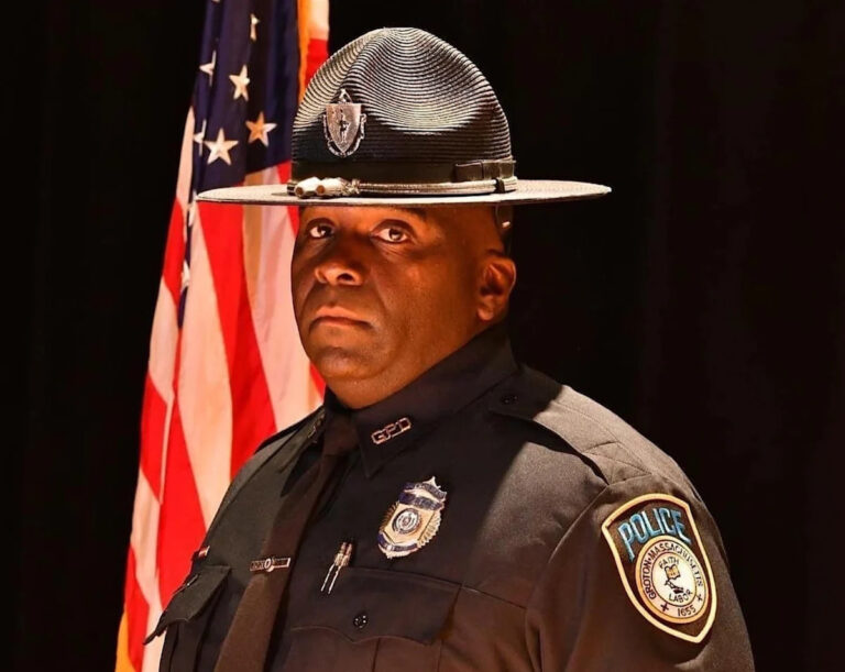 Полицейский был уволен за сексуальные домогательства к студентам.