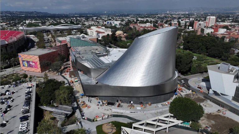 У космического челнока Endeavour появился новый футуристический дом