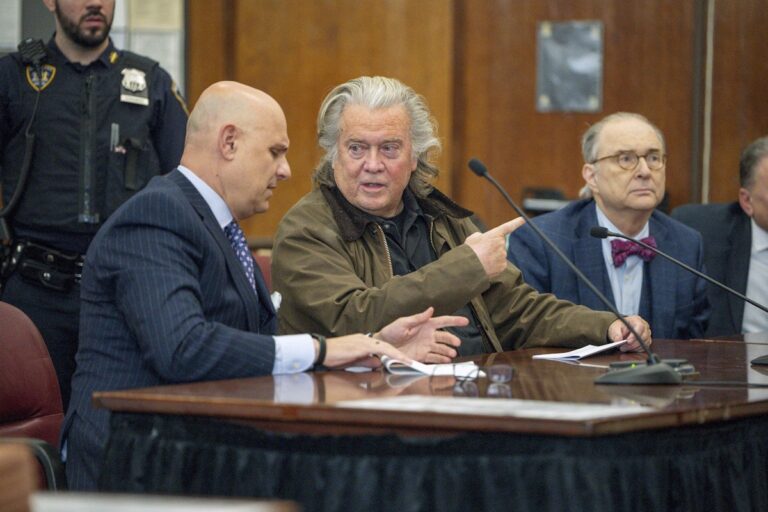 Федералы обнаружили фотографию Стива Бэйна, на которой изображены Трамп и Гизелан Максвелл.