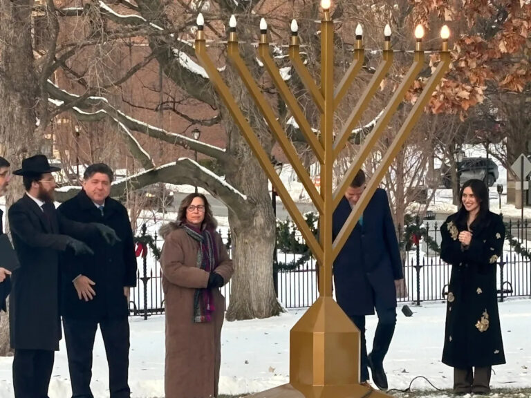 Притцкер «опечален» австралийской стрельбой в освещении меноры штата