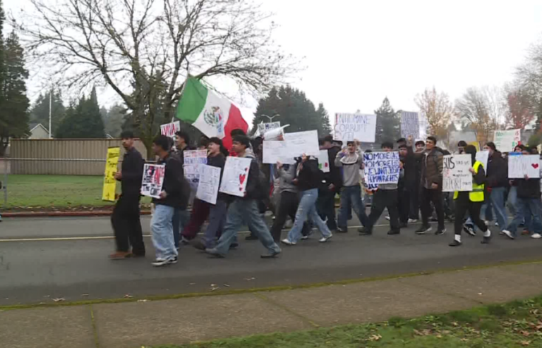 Сотни студентов Хиллсборо вышли на сцену, протестуя против деятельности ICE в сообществе