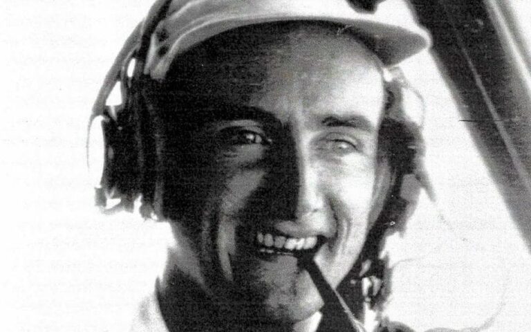 Скн-Лдр Питер Лэнгли, пробежал листовки-дроппинг и «небесный крик», чтобы сорвать врага в Малайской чрезвычайной ситуации.