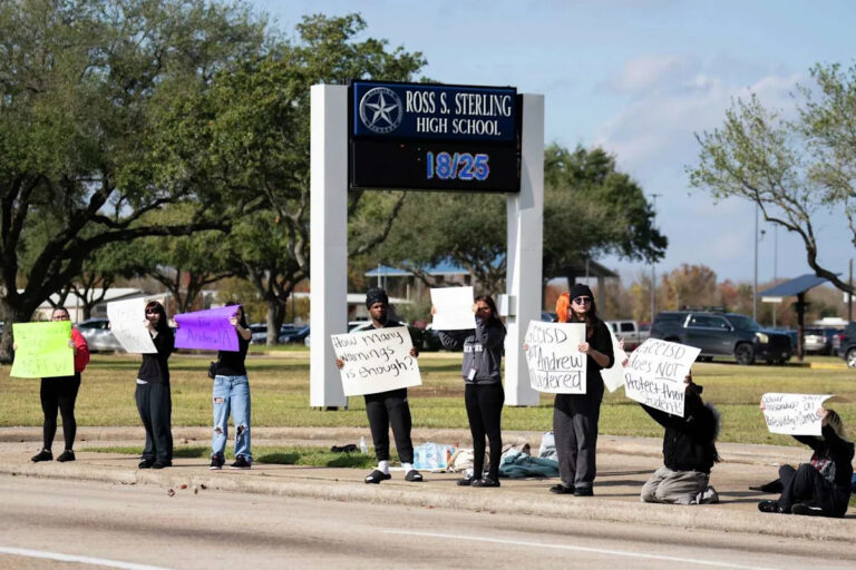 Более двух десятков студентов средней школы Стерлинга протестуют после смертельного удара ножом одноклассника