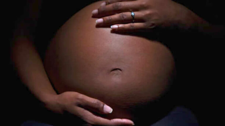 Трудно смотреть: вирусная TikTok матери из Техаса подчеркивает проблемы со здоровьем для чернокожих матерей, страдающих от боли