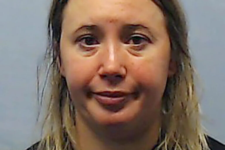 Обеспокоенные соседи заметили, как молодой мужчина входил и выходил из дома учителя средней школы.