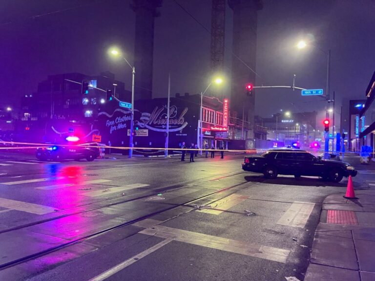 1 в критическом состоянии после стрельбы на перекрестке; полиция Канзас-Сити расследует