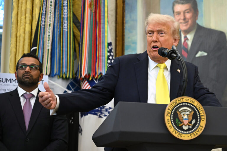 Каролина Ливитт сказала, что Трамп «смеялся» в «фейковых новостях» об увольнении Каша Патель