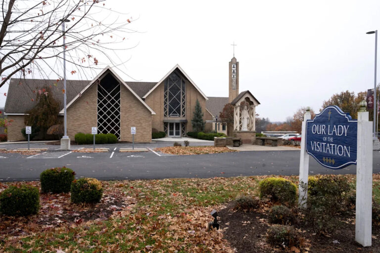 Католический директор покинул приход Цинциннати после того, как полиция ответила на спор о школьной форме