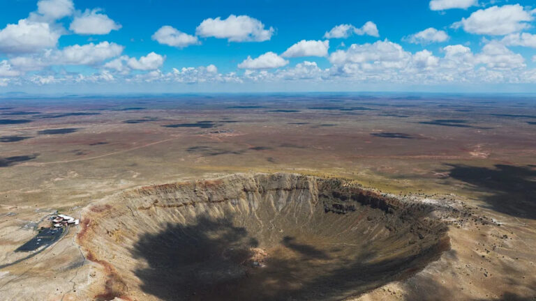 Ученые нашли массивный кратер астероидов, скрытый в простом виде