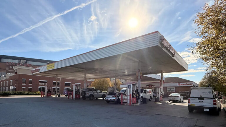 Почтальон пострадал в результате смертельного ножевого ранения, ранее нанесённого на бензоколонке в центре Инди