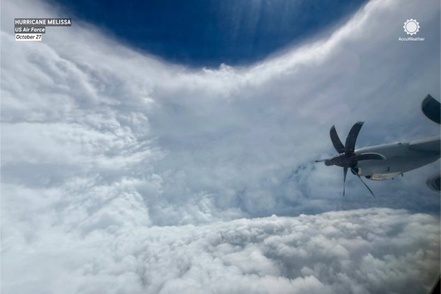 Спустя десятилетия после трагедии, Охотники за ураганами все еще рискуют своей жизнью в самых страшных штормах в мире.