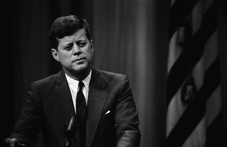 Трамп уничтожает Америку Кеннеди