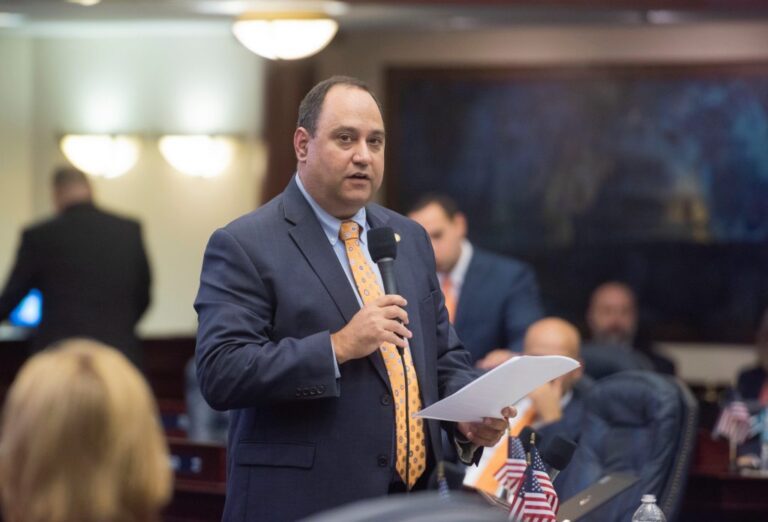 Канцлер университета Рэй Родригес является самым высокооплачиваемым сотрудником Флориды.