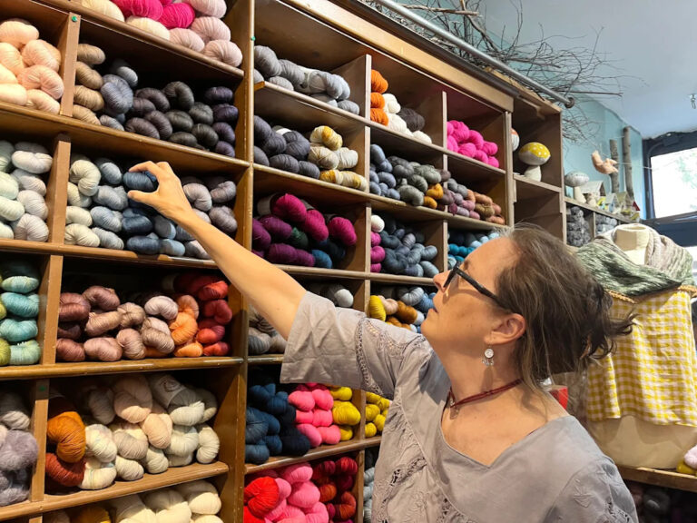 Вязальщицы зацепились за тарифы, так как бренды пряжи приостанавливают поставки в США.