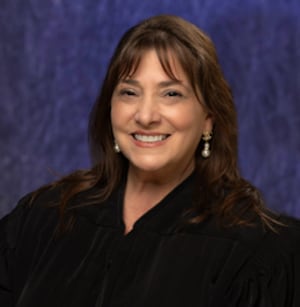 Судья округа Путнам, обвиняемый в «неправильном» поведении в зале суда, подал в отставку