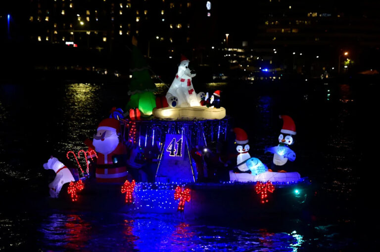 Парад на лодке, фейерверки возвращаются 29 ноября.