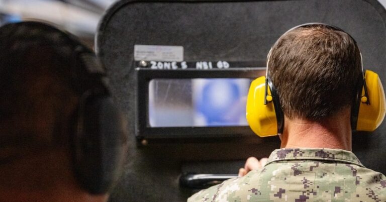 Этот компактный баллистический щит был разработан для специальных операторов.