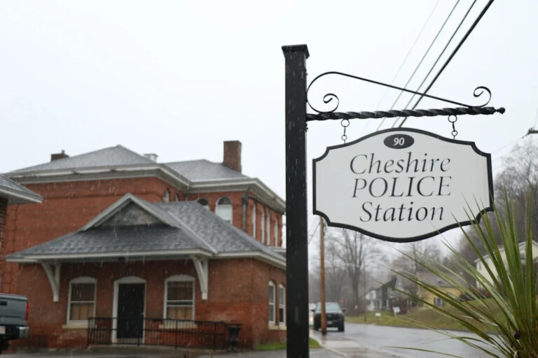 Расследование показывает, как проститутка жалит в западной мессе. поймала начальника полиции