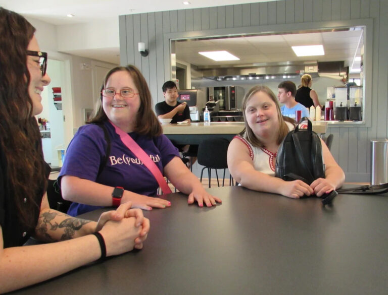 Hudson Community Living предлагает дружбу и независимость для взрослых с ограниченными возможностями.