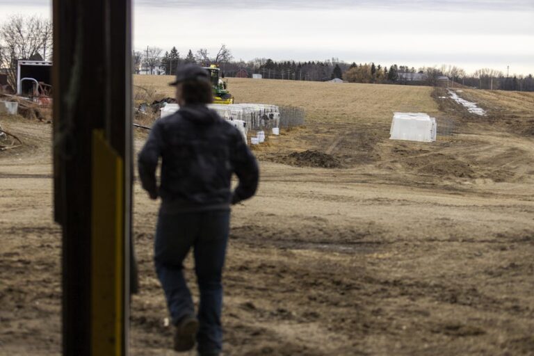 Сельские старшеклассники чаще, чем городские дети, получают дипломы, но они по-прежнему реже ходят в колледж.