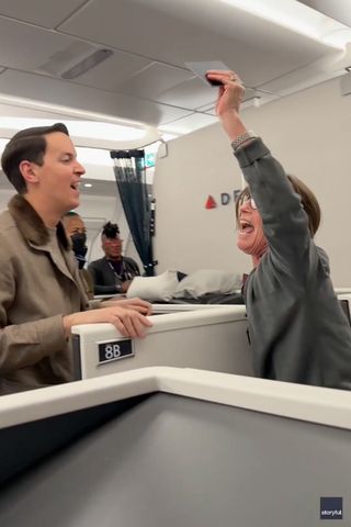 Пожилая пара вылетела из самолета после потери паспортов, а затем экипаж и пассажиры Дельты прибыли на помощь.