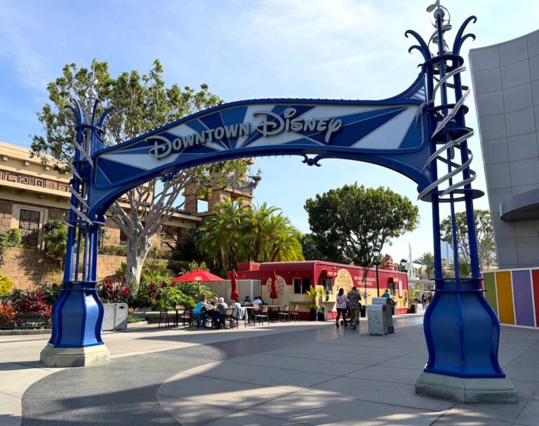 Старбакс Disney закрыли без предупреждения