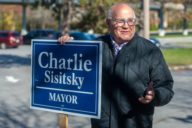 Мэр Фрамингема Чарли Сисицкий выиграл второй четырехлетний срок.