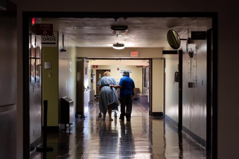 Эта сельская больница закрыта, что ставит под угрозу жизни. Это начало «приливной волны»?