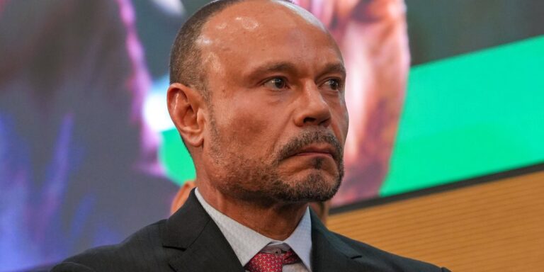 Дэн Бонгино снимает скриншоты в онлайн-феодальной кампании с депутатом Республиканской партии