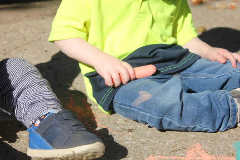 Дефицит бюджета сократит помощь по уходу за детьми в Северной Дакоте для некоторых семей