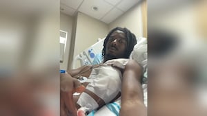 Сотрудники сплотились вокруг человека, зарезанного ножом, защищая других на Голубой линии