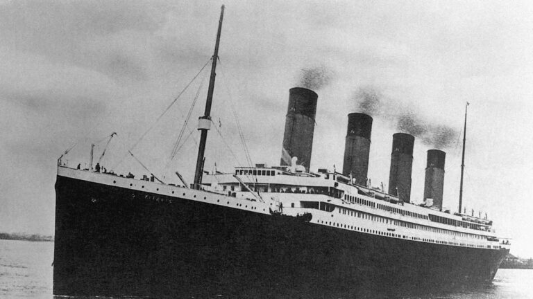 Существует теория заговора, что Титаник никогда не тонет.