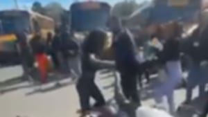 Офицер в отпуске после видео показывает, как ученик упал на землю в средней школе Уэст-Шарлотт