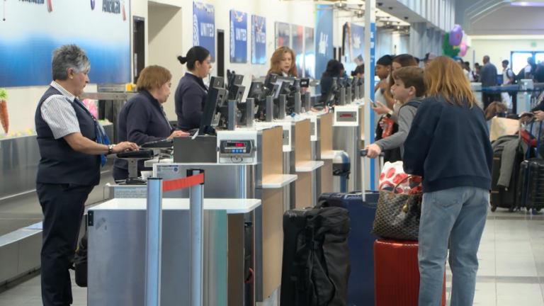 AAA советует путешественникам планировать заранее, поскольку отключение правительства влияет на авиаперевозки