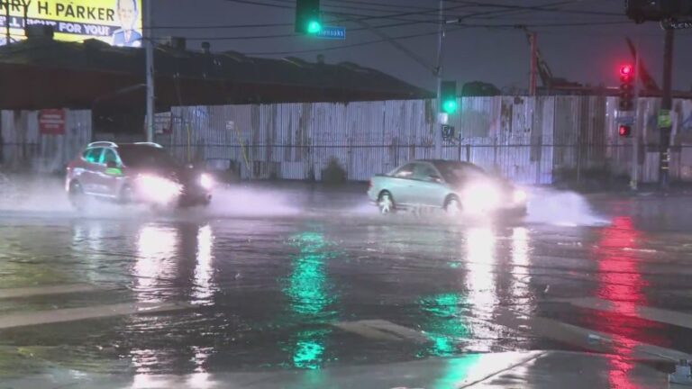 Сильный ливень обрушился на Южную Калифорнию, предупреждения о внезапном наводнении в действии