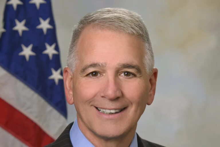 Ральф Ли Абрахам, новый заместитель руководителя CDC, считает, что Закон о доступном медицинском обслуживании должен быть отменен и назван вакцинами «опасными».